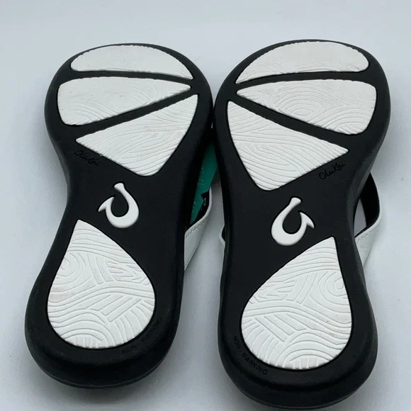 OluKai Ho’pio woman’s beach sandal white/onyx - Picture 4 of 5